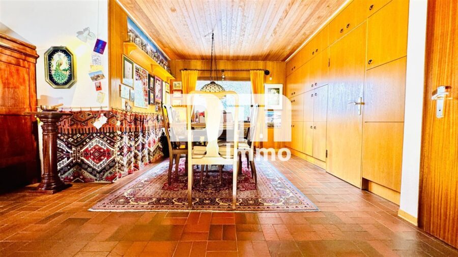 Großer altengerechter Bungalow mit großem Garten, 2 Terrassen, Garage und Einliegerbereich - Offener Ess / Dielenbereich / Zugang Terrasse 1